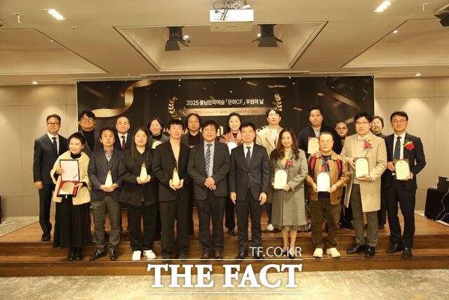 2025 문화 CF 후원의 날-세상을 바꾸는 예술, 예술을 가꾸는 기부 행사에서 이기진 충남문화관광재단 대표이사가 표창을 받은 직원들과 함께 기념 촬영을 하고 있다. /충남문화관광재단