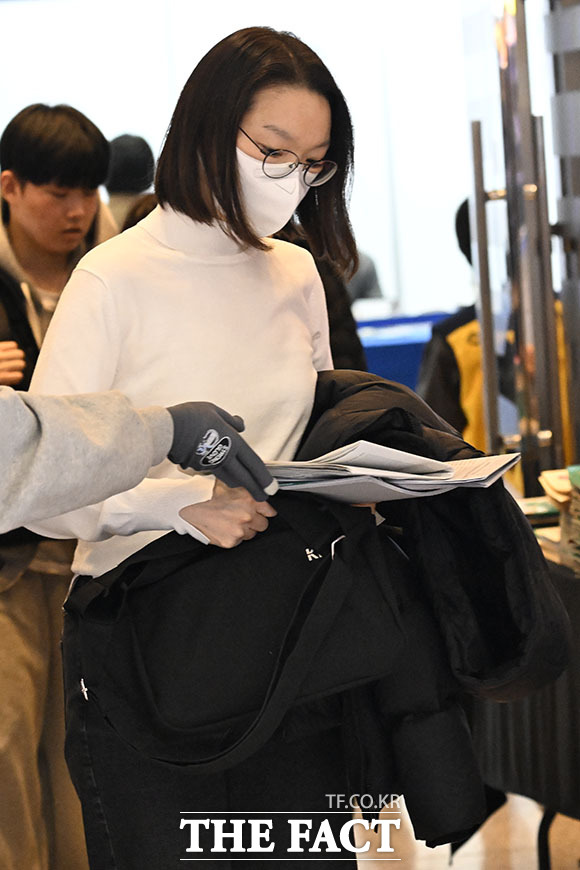 대학 관계자들이 학부모와 수험생에게 입시 요강을 안내하고 있다.