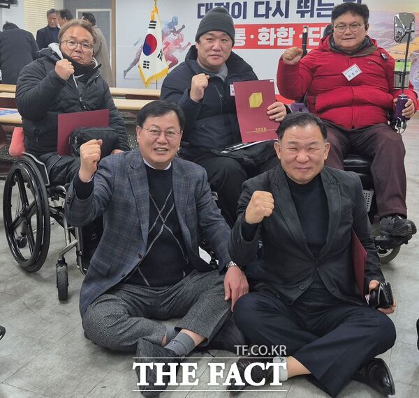 국민의힘 대전광역시당은 18일 당사에서 장애인위원회 발대식을 개최했다. 이은권 위원장이 장애인위원들과 파이팅을 외치고 있다. /국민의힘 대전시당