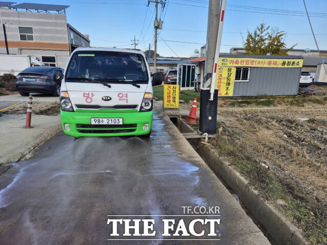 천안시가 고병원성 조류인플루엔자 확산을 방지하기 위해 가금사육 밀집 지역과 철새도래지 등을 소독하고 있다. /천안시