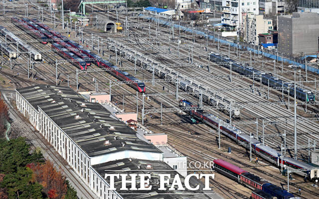 전국철도노동조합이 정부가 성과급 정상화 약속을 불이행했다며 오는 23일 총파업 돌입을 예고했다. /더팩트 DB