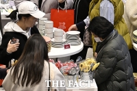  생활용품 살펴보는 관람객들 [포토]