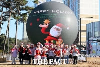  '더 스피어, 크리스마스 미디어 상영' 노래하는 어린 산타 [포토]