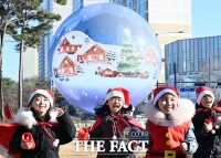  송파구, 크리스마스 미디어 아트 운영…산타복 입고 즐기는 어린이들 [TF사진관]
