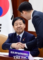  인사 나누는 구윤철 부총리와 배경훈 부총리 [포토]