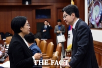  한성숙 중기부 장관과 대화 나누는 김경수 지방시대위원장 [포토]