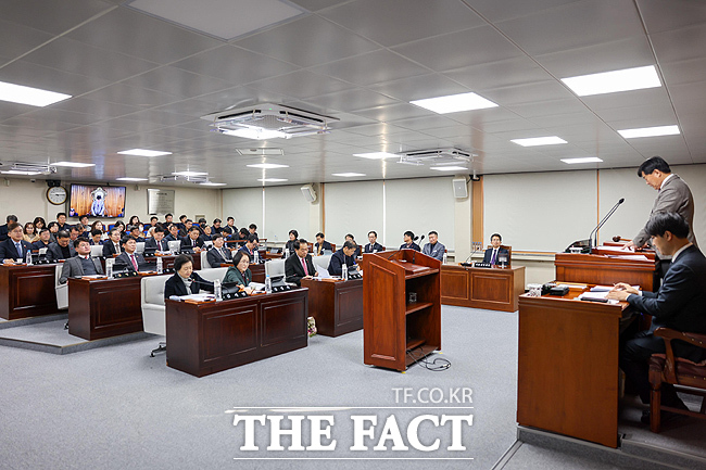 김병기 영주시의회 의장이 제297회 제2차 정례회 폐회를 선언하고 있다. /영주시의회