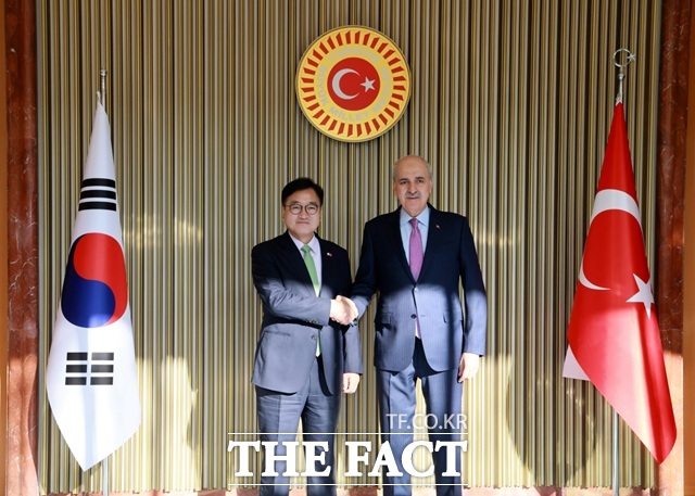 우원식 국회의장이 18일(현지시간) 앙카라 소재 튀르키예 국회에서 누만 쿠르툴무쉬 국회의장과 기념사진을 촬영하고 있다. /국회의장실 제공