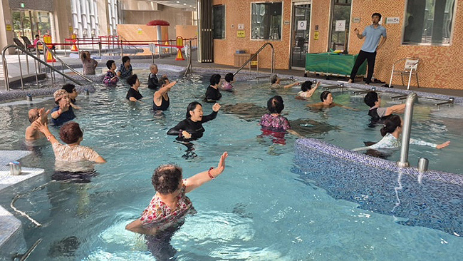 시니어웰라이프 참가자들이 수치유 체험을 하고 있다. /한국산림복지진흥원 국립산림치유원