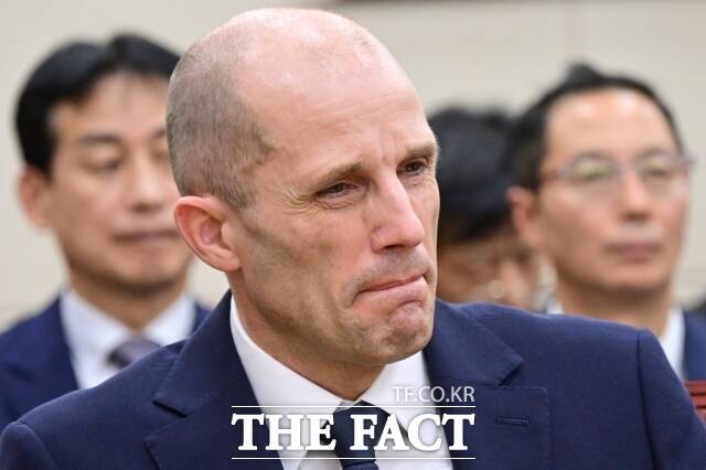 해롤드 로저스 쿠팡 대표이사가 지난 17일 오후 서울 여의도 국회 과학기술정보방송통신위원회에서 열린 쿠팡 침해사고 관련 청문회에 출석해 굳은 표정을 짓고 있다. /남윤호 기자