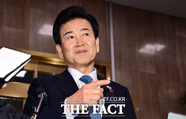 정동영 통일부 장관이 지난 11일 정부서울청사로 출근하며 취재진의 질문에 답변하고 있는 모습. /임영무 기자