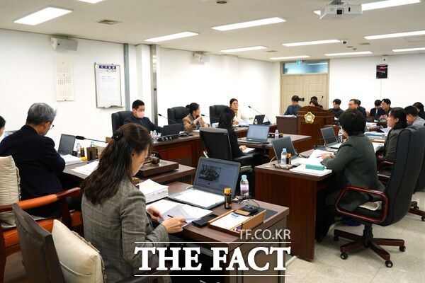 대전 중구의회 예산결산특별위원회가 18일 전년 대비 342억 원(5.01% 증가) 증가한 7181억 원 규모의 2026년도 예산안을 심의·의결했다. /대전 중구의회