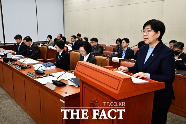 보건복지부는 19일 한의약육성발전심의위원회를 열고 제5차 한의약 육성발전 종합계획(2026~2030)을 심의·의결했다. 노인 대상 한의 주치의 제도를 도입하고 장애인 대상 한의 건강주치의 시범사업 도입방안도 검토한다. 한의약의 일차의료 역할과 공공성을 강화한다는 방침이다. 사진은 정은경 보건복지부 장관이 지난달 12일 오전 서울 여의도 국회에서 열린 보건복지위원회 전체회의에 출석해 인사말을 하는 모습. /국회=배정한 기자