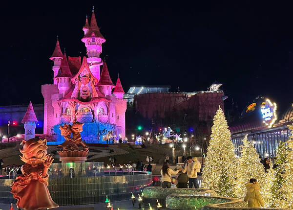 국내 테마파크 3사(에버랜드·롯데월드·이월드)가 연말 크리스마스 대목을 앞두고 방문객 모시기에 사활을 걸고 있다. 사진은 롯데월드 크리스마스트리. /롯데월드