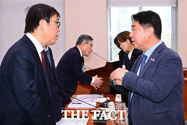 김교흥 국회 문화체육관광위원장이 의사봉을 두드리고 있다.