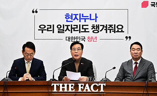 송언석 국민의힘 원내대표(왼쪽 세번째)가 19일 오전 서울 여의도 국회에서 열린 원내대책회의에 참석해 모두발언을 하고 있다. /국회=배정한 기자