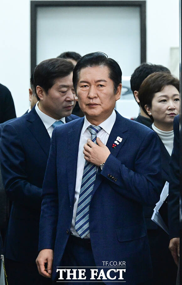 정청래 더불어민주당 대표(가운데)가 19일 오전 서울 여의도 국회에서 열린 최고위원회의에 참석하고 있다. /국회=남윤호 기자