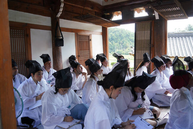 영주 의산서원에서 외국인들이 수강에 임하고 있다. /영주시