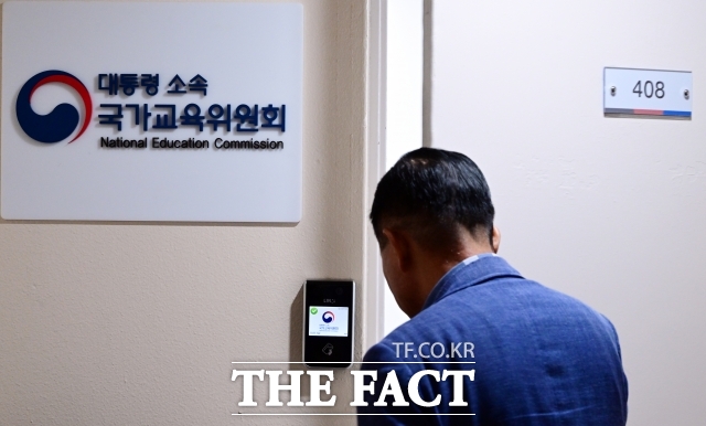 국가교육위원회는 지난 18일 교육부에 고교학점제 개선안으로 '도입 취지와 정책 시행의 안정성 등을 종합적으로 고려해 공통과목의 학점 이수 기준은 출석률과 학업성취율을 모두 반영하고, 선택과목의 학점 이수 기준은 출석률만 반영한다'고 권고했다. /임영무 기자