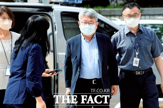 민유성 전 산업은행장이 지난 2022년 서울 서초구 서울중앙지방법원에서 열린 구속 전 피의자 심문(영장실질심사)에 출석하고 있다. /더팩트 DB