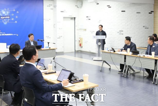 박승원 광명시장이 19일 광명시민건강체육센터 건립공사 기본 및 실시설계 용역 최종보고회를 주재하고있다. /광명시