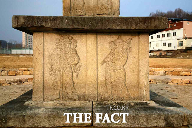 예천 개심사지 오층 석탑 상층 기단 갑석과 면석모습. /예천군