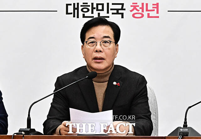 송언석 국민의힘 원내대표(왼쪽 세번째)가 19일 오전 서울 여의도 국회에서 열린 원내대책회의에 참석해 모두발언을 하고 있다. /국회=배정한 기자
