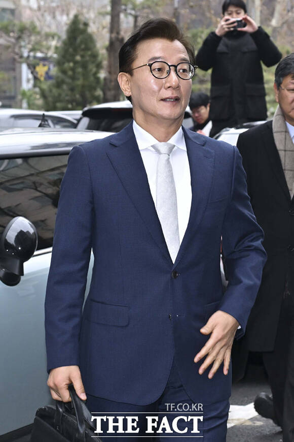 통일교로부터 금품 수수 의혹을 받고 해양수산부 장관직을 내려놓은 전재수 더불어민주당 의원이 19일 오전 서울 서대문구 경찰청에 피의자 신분으로 출석하고 있다. /이새롬 기자