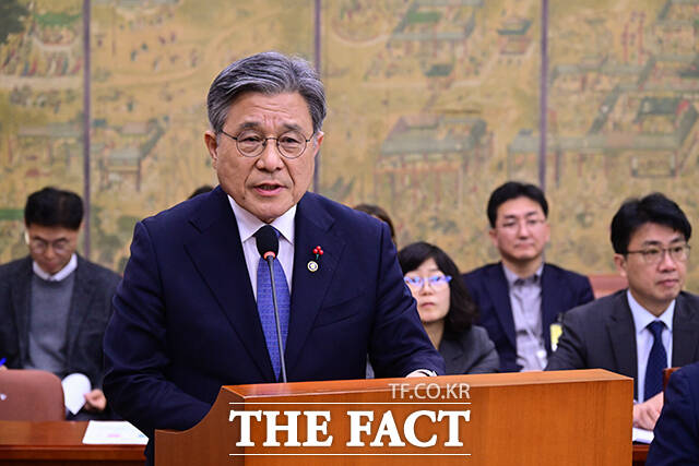 김교흥 국회 문화체육관광위원장이 의사봉을 두드리고 있다.