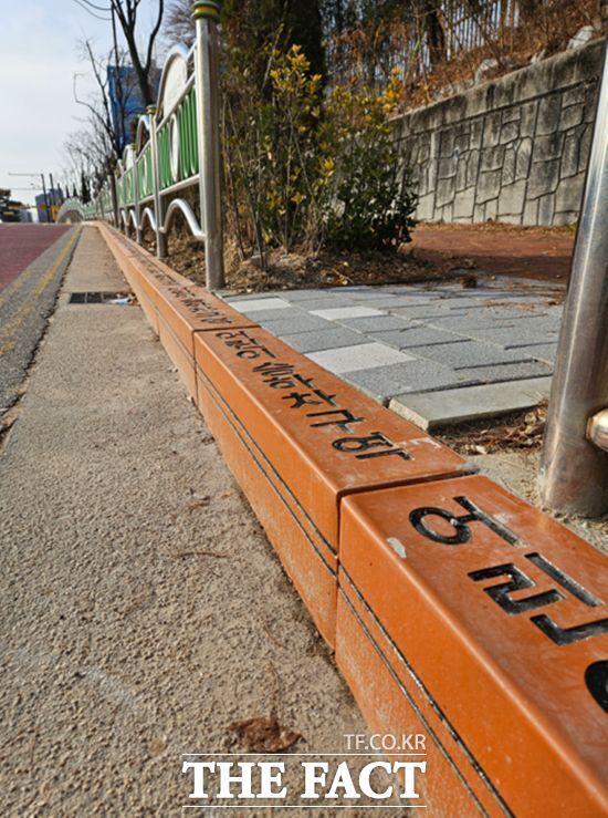 의정부시가 초등학생과 유아의 안전한 통학을 돕고 불법 주정차를 예방하기 위해 전국 최초로 어린이 승하차구역에 '색깔경계석'을 설치한 모습. /의정부시