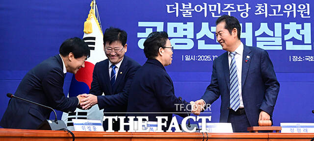 정청래 대표가 문정복 후보를 비롯한 참석자들과 인사하는 모습.