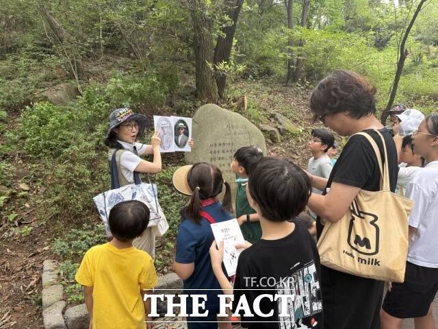 ‘독립군이 보낸 한 장의 암호레터’는 중랑구 망우역사문화공원의 서광조·서동일·오재영 독립운동가 묘역, 봉수대공원 ‘아차산 봉수대 터’ 등을 방문하는 교육·체험 프로그램이다. /중랑구