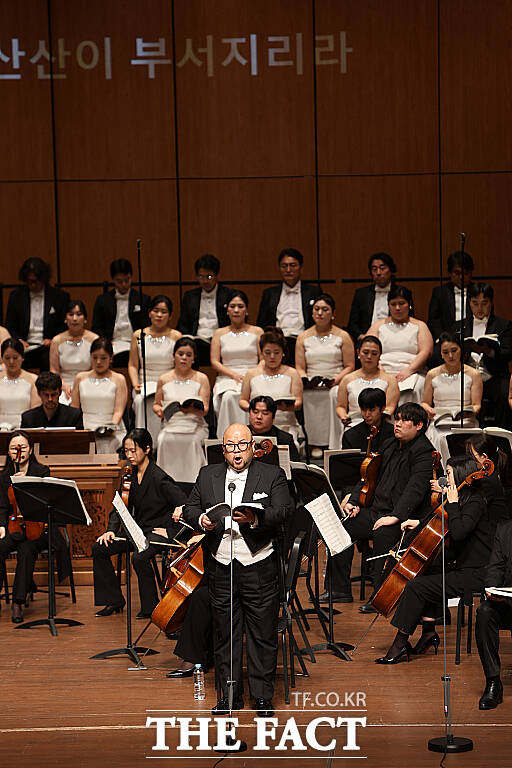 테너 김효종이 18일 GS칼텍스 예울마루 대극장에서 열린 2025 송년음악회 메시아에서 모든 골짜기가 높아지리라를 열창하고 있다. /여수시립합창단