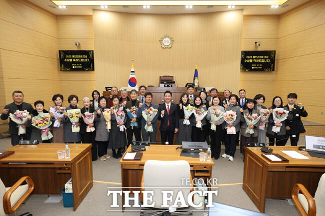 예천군 의회가 지역사회 발전과 의정 발전에 기여한 유공 공무원과 군민을 대상으로 시상식 개최 후 단체 기념사진을 찍고 있다. /예천군 의회
