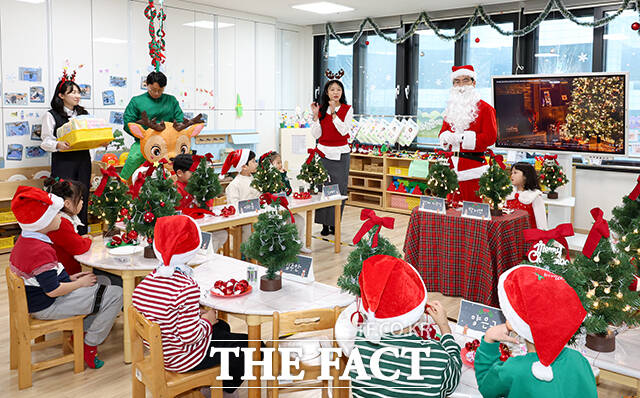 김민재 행정안전부 차관(오른쪽)이 크리스마스를 앞둔 19일 서울 종로구 정부서울청사 내 어린이집을 방문해 아이들과 대화를 나누고 있다. /행정안전부