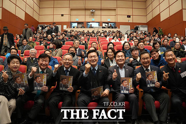 조계원 국회의원의 2025 의정보고회에 참석한 내빈과 시민들이 19일 전남학생교육문화회관에서 의정보고서를 들고 기념촬영을 하고 있다. /조계원 국회의원실