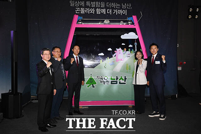 오세훈 서울시장(왼쪽에서 세 번째)이 지난해 9월 서울 중구 남산 예장공원에서 열린 '남산 곤돌라 착공식'에 참석해 기념 촬영을 하고 있다. /서예원 기자