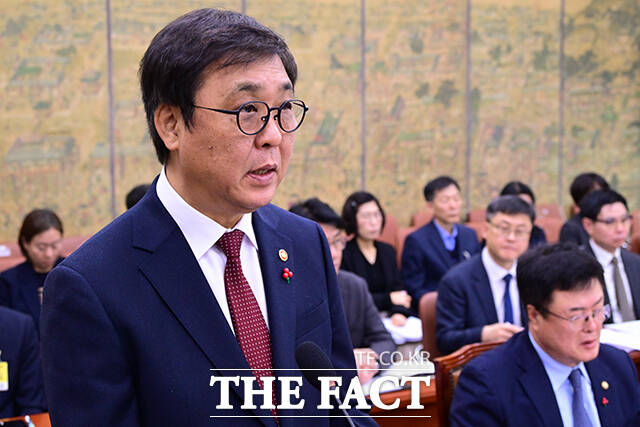 김교흥 국회 문화체육관광위원장이 의사봉을 두드리고 있다.