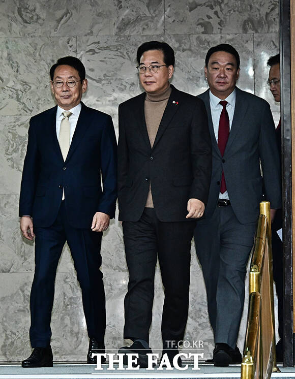 송언석 국민의힘 원내대표가 19일 오전 서울 여의도 국회에서 열린 원내대책회의에 참석하고 있다. /배정한 기자