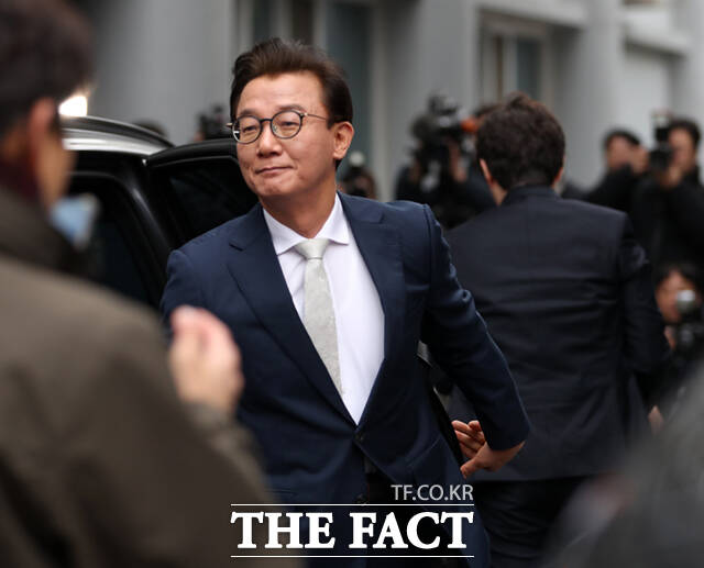 통일교로부터 금품 수수 의혹을 받고 해양수산부 장관직을 내려놓은 전재수 더불어민주당 의원이 19일 오전 서울 서대문구 경찰청에 피의자 신분으로 출석하고 있다. /이새롬 기자