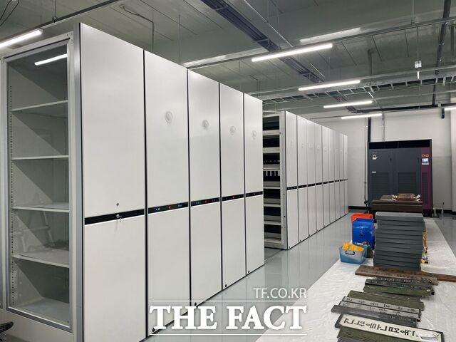 충남교육청기록원 개원을 앞두고 설치된 이동식 서가 모습. /충남교육청