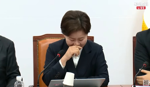 양향자 국민의힘 최고위원이 18일 국회에서 열린 최고위원회의에서 이재명 정부 업무보고를 잡도리쇼라고 발언한 뒤 웃음이 터져 말을 잇지 못하는 모습. /국민의힘 유튜브 오른소리 영상 갈무리