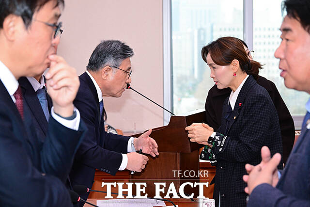 19일 오전 서울 여의도 국회 문화체육관광위원회에서 전체회의를 앞두고 더불어민주당 소속 임오경 여당 간사가 허민 국가유산청장과 대화하고 있다. 왼쪽부터 최휘영 문화체육관광부 장관, 허민 청장, 임오경 간사, 이기헌 더불어민주당 의원. /국회=남윤호 기자