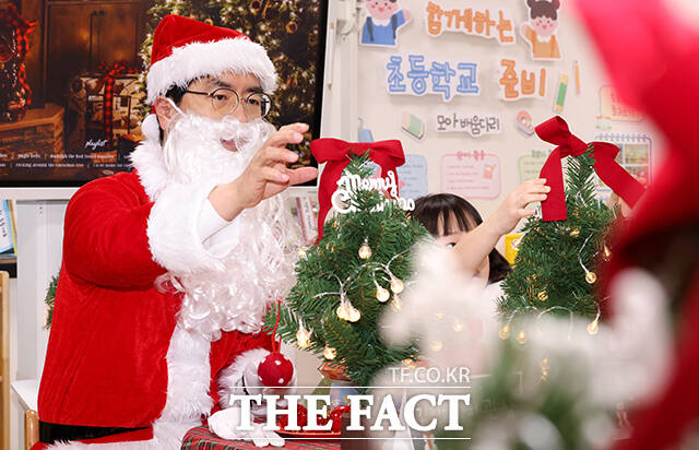 김민재 행정안전부 차관(오른쪽)이 크리스마스를 앞둔 19일 서울 종로구 정부서울청사 내 어린이집을 방문해 아이들과 대화를 나누고 있다. /행정안전부