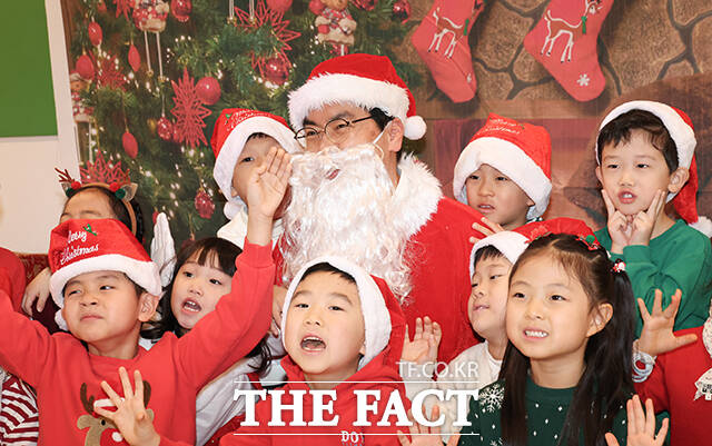 김민재 행정안전부 차관(오른쪽)이 크리스마스를 앞둔 19일 서울 종로구 정부서울청사 내 어린이집을 방문해 아이들과 대화를 나누고 있다. /행정안전부