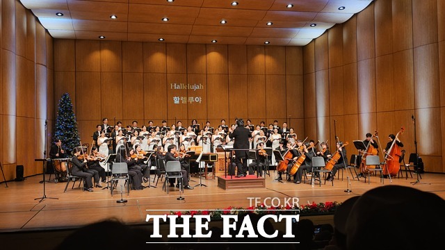 18일 GS칼텍스 예울마루 대극장에서 열린 2025 송년음악회 메시아에서 할렐루야 합창이 진행되고 있다. /고병채 기자