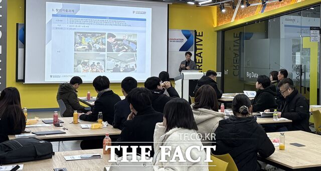 김창수 배재대 스마트ICT융합인재양성센터장이 재직자 교육을 진행하고 있다. /배재대