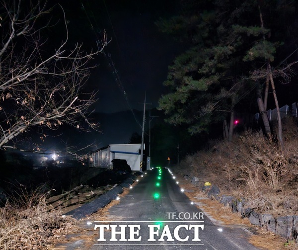 태양광 도로표지병 설치 도로 모습. /금산군