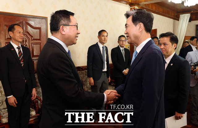 김태흠 충남도지사가 18일(현지시간) 라오스 비엔티안 농업환경부를 찾아 린캄 두앙사완 라오스 농업환경부 장관과 인사를 하고 있다. /충남도