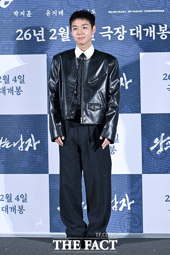 [더팩트ㅣ남용희 기자] 배우 박지훈이 19일 오전 서울 용산구 CGV 용산 아이파크몰에서 열린 영화 '왕과 사는 남자' 제작보고회에 참석해 포즈를 취하고 있다.